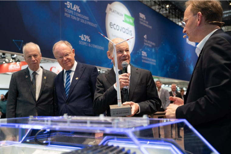 Flender thanked the Chancellor by presenting him with a wind turbine as a symbol of the German government's success in expanding wind energy.